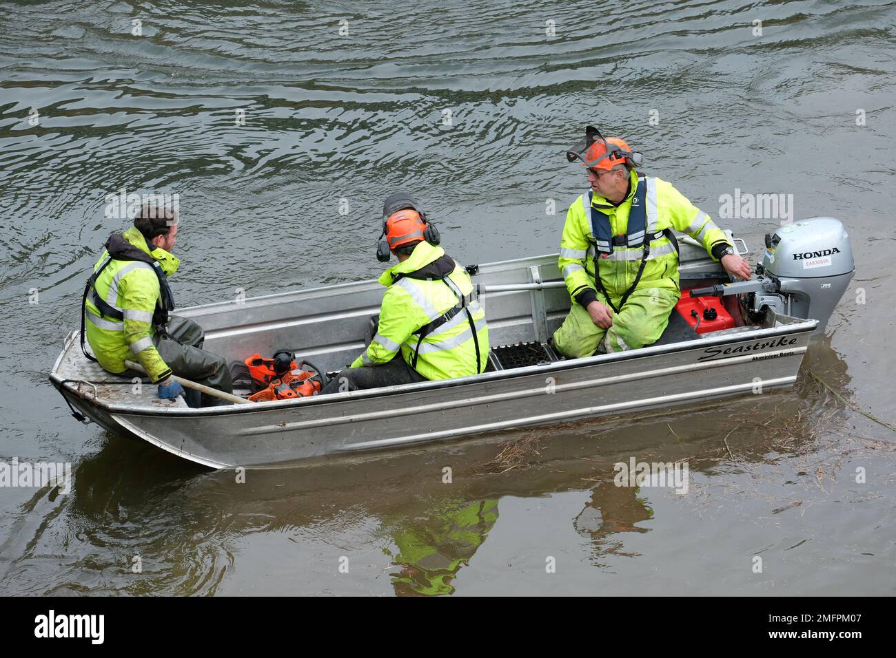 Ambiente Agenzia personale lavoratori in una barca a motore sul fiume Wye a Hereford nel gennaio 2023 Foto Stock