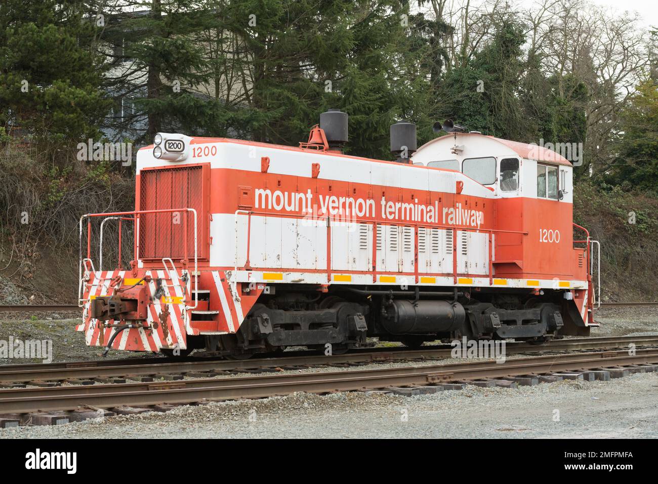 Mount Vernon, WA, USA - 23 gennaio 2023; Locomotiva 1200 della ferrovia del Terminal del Monte Vernon in schema di verniciatura rosso e bianco Foto Stock