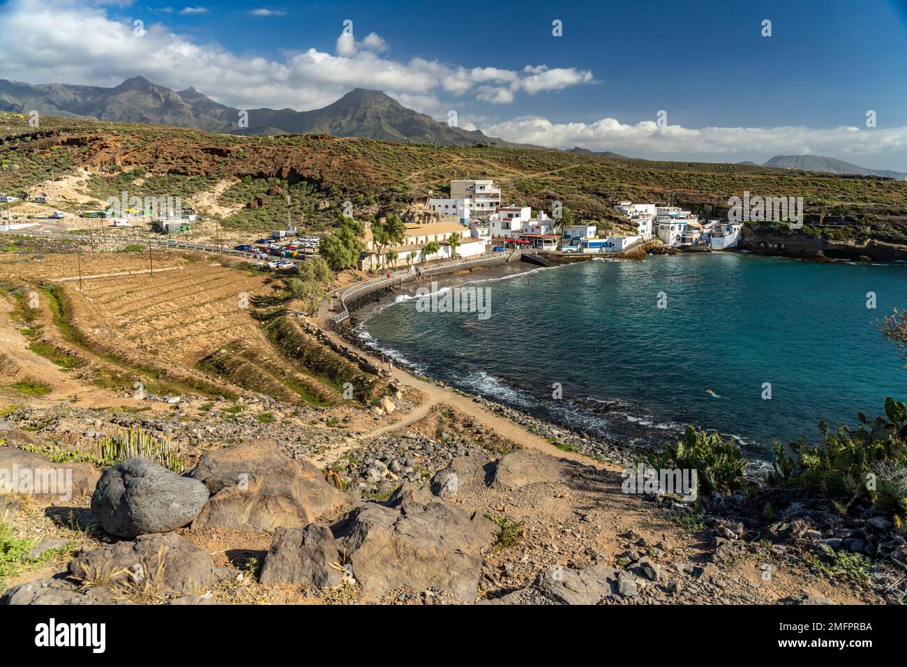 Blick auf den Strand und das Fischerdorf El Puertito, Teneriffa, Kanarische Inseln, Spanien | vista sulla spiaggia e il villaggio di pescatori El Puert Foto Stock