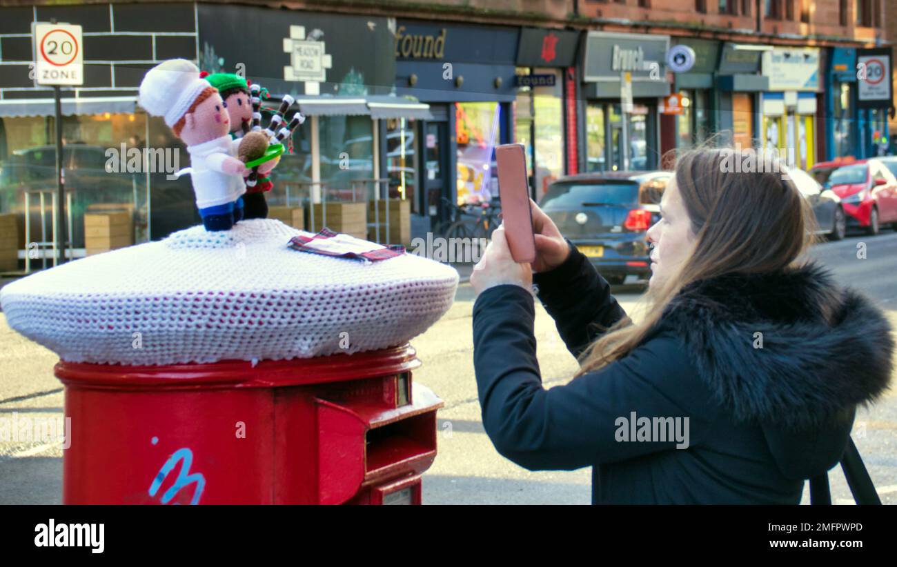 Glasgow, Scozia, Regno Unito 25th gennaio, 2023.Burns notte maglia casella postale scena sulla strada di Dumbarton in partick si è rivelato un successo con la gente del posto come il piper pied in haggis con un poem.Credit etichettato Gerard Ferry/Alamy Live News Foto Stock