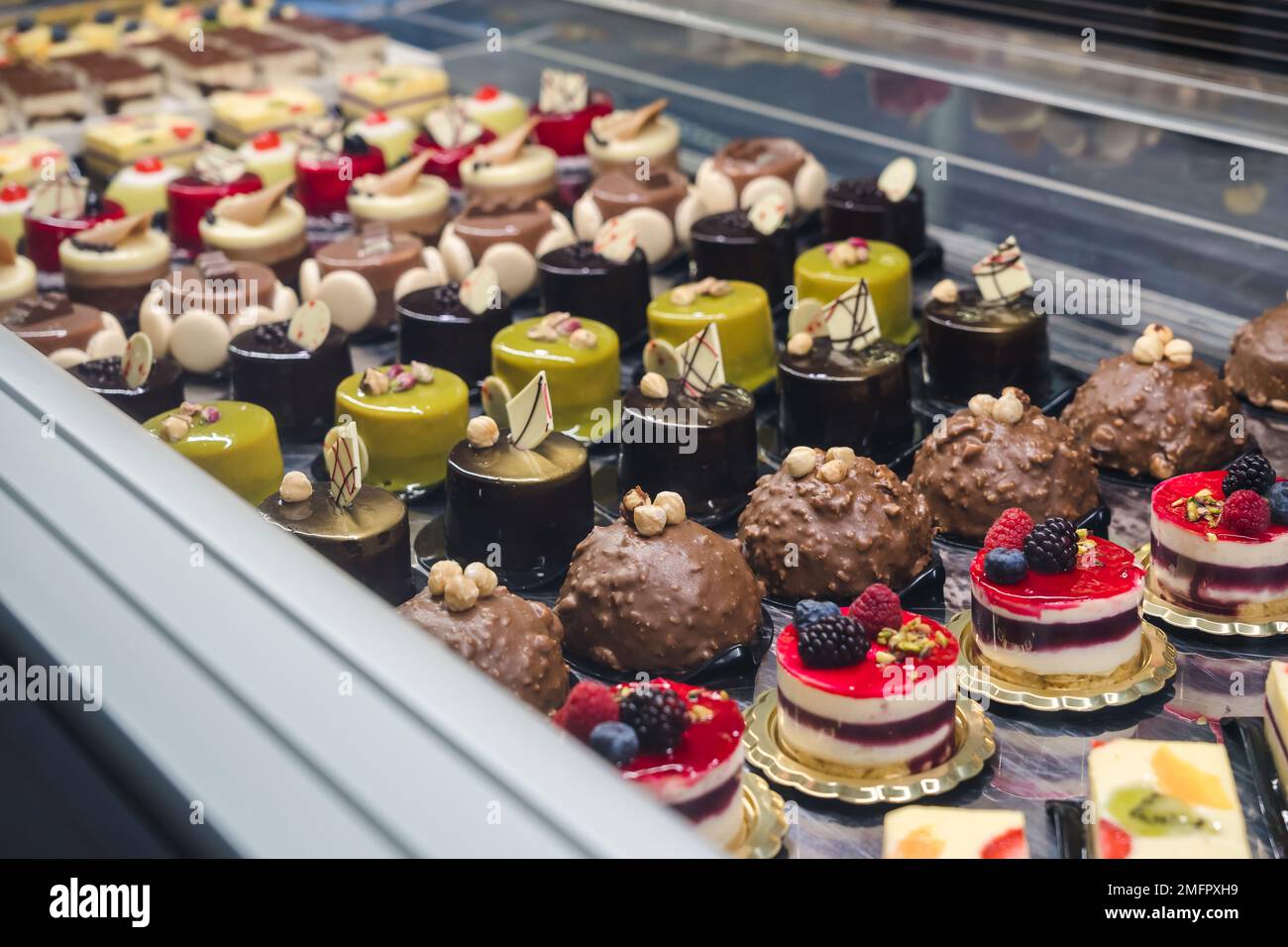 Panetteria italiana, finestra di dessert in una pasticceria. Prodotti freschi e gustosi Foto Stock