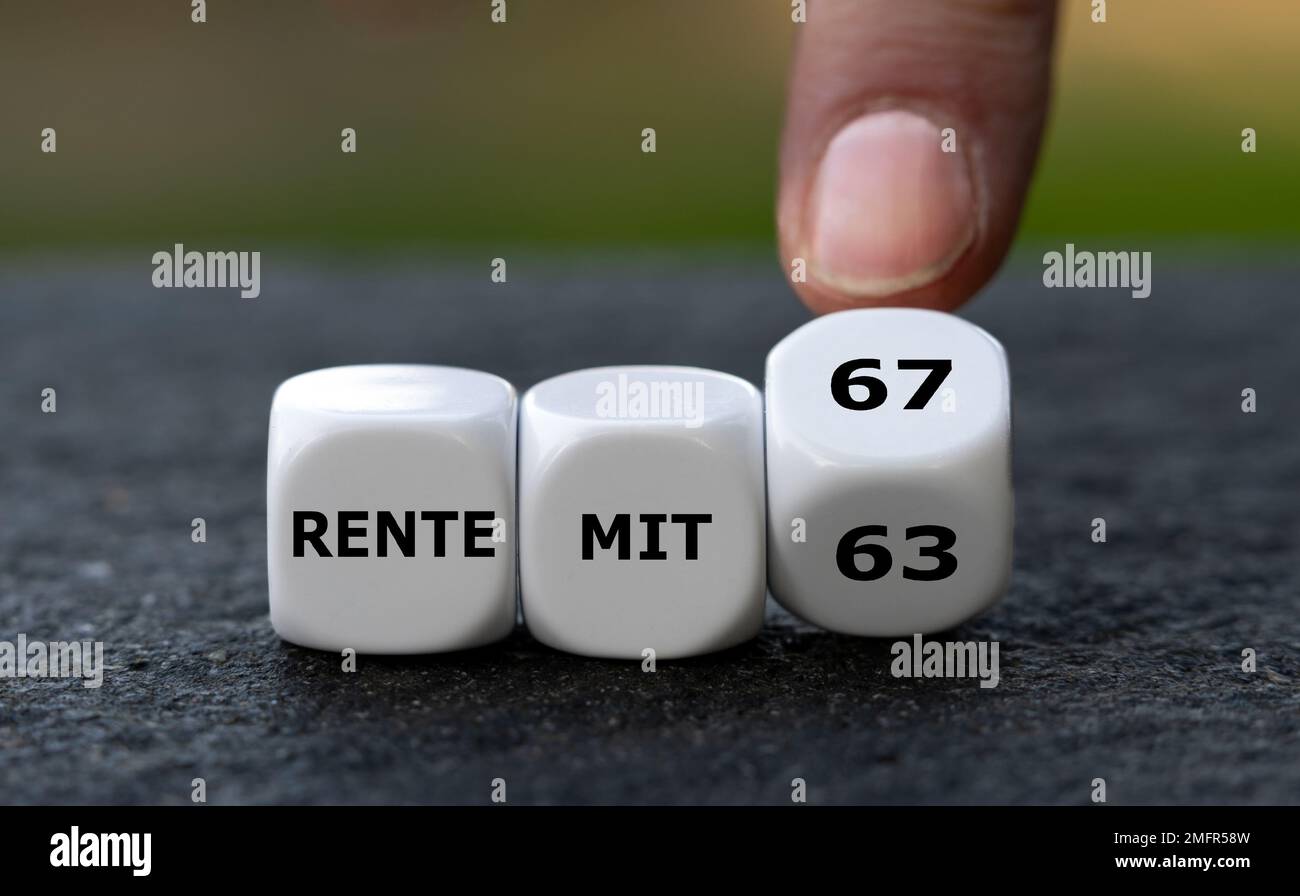 Simbolo per l'età pensionabile di 67 anni in Germania. La mano gira i dadi e cambia l'espressione 'Rente mit 63' in 'Rente mit 67' (ritiro con 67) Foto Stock