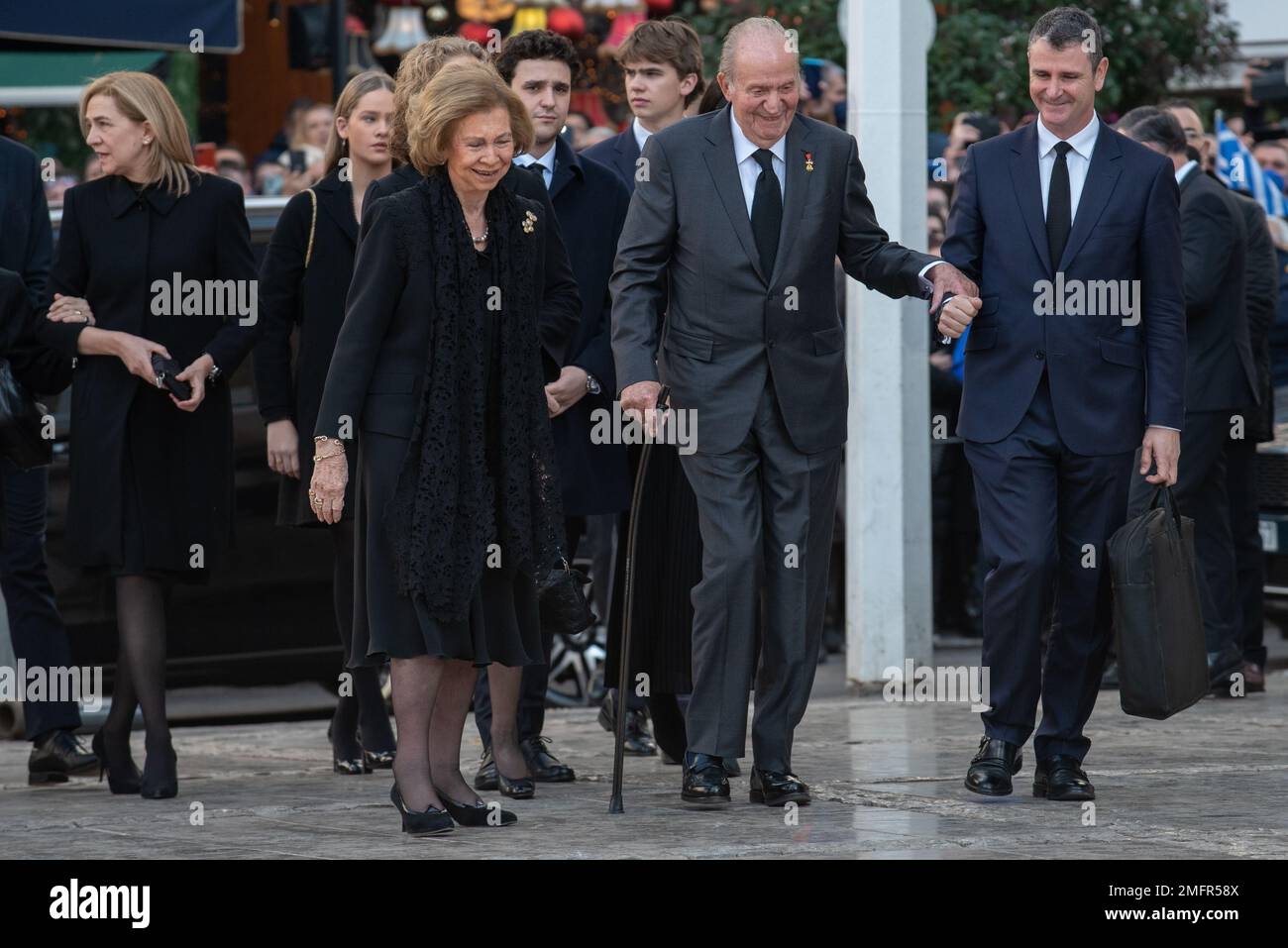 Atene, Grecia. 16th gennaio 2023. La regina Sofia di Spagna e il re Juan Carlos di Spagna arrivano per il funerale dell'ex re Costantino II di Grecia alla Cattedrale Metropolitana di Atene. Credit: Nicolas Koutsokostas/Alamy Stock Photo. Foto Stock