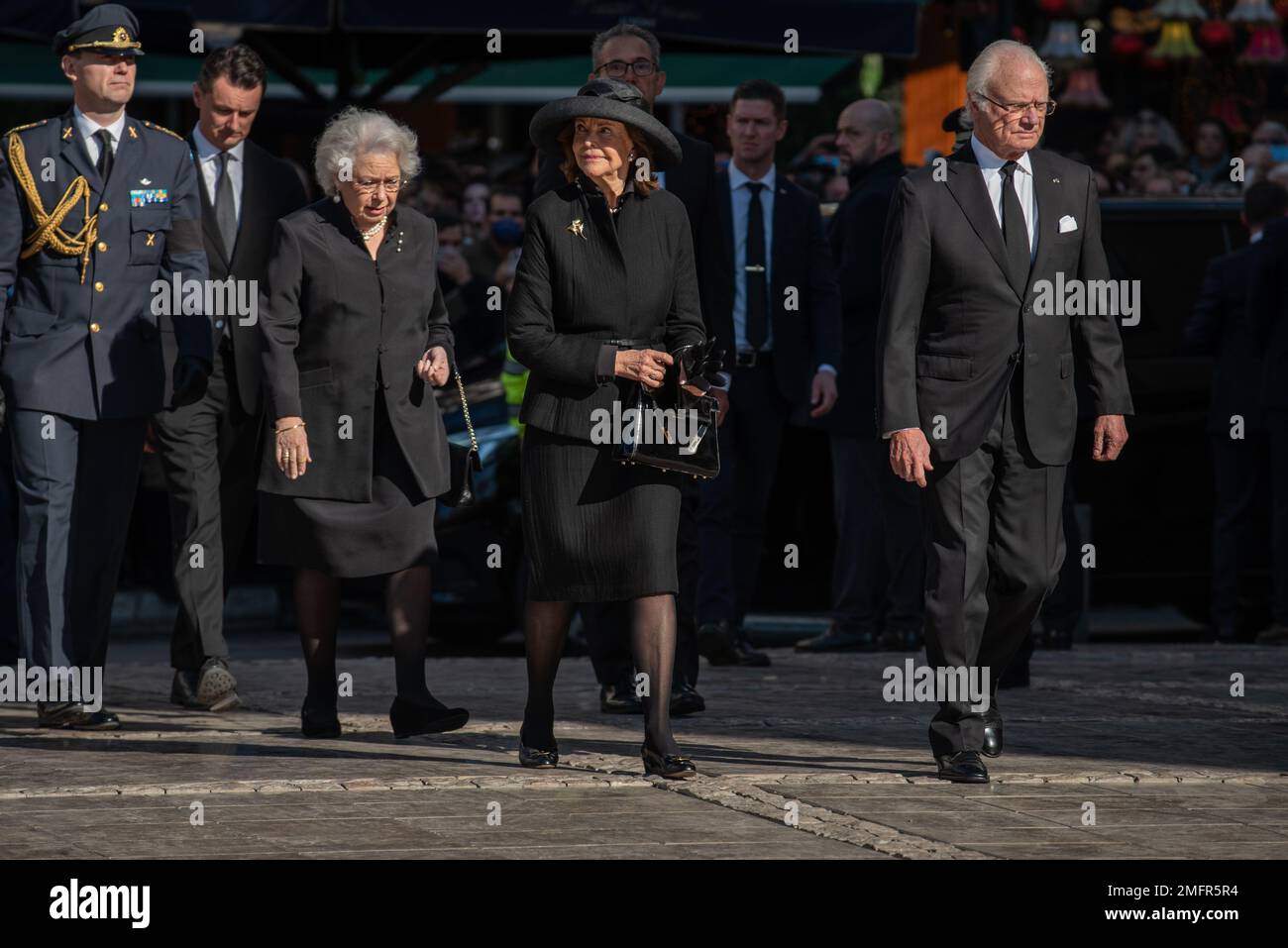Atene, Grecia. 16th gennaio 2023. La regina Silvia di Svezia e il re Carl Gustaf di Svezia arrivano per il funerale dell'ex re Costantino II di Grecia alla Cattedrale Metropolitana di Atene. Credit: Nicolas Koutsokostas/Alamy Stock Photo. Foto Stock