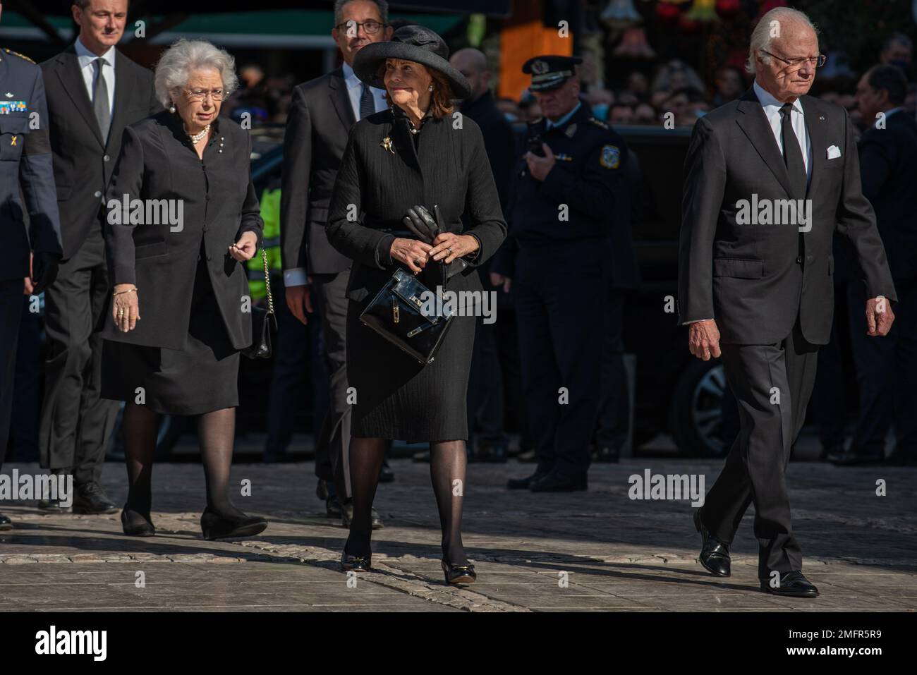 Atene, Grecia. 16th gennaio 2023. La regina Silvia di Svezia e il re Carl Gustaf di Svezia arrivano per il funerale dell'ex re Costantino II di Grecia alla Cattedrale Metropolitana di Atene. Credit: Nicolas Koutsokostas/Alamy Stock Photo. Foto Stock