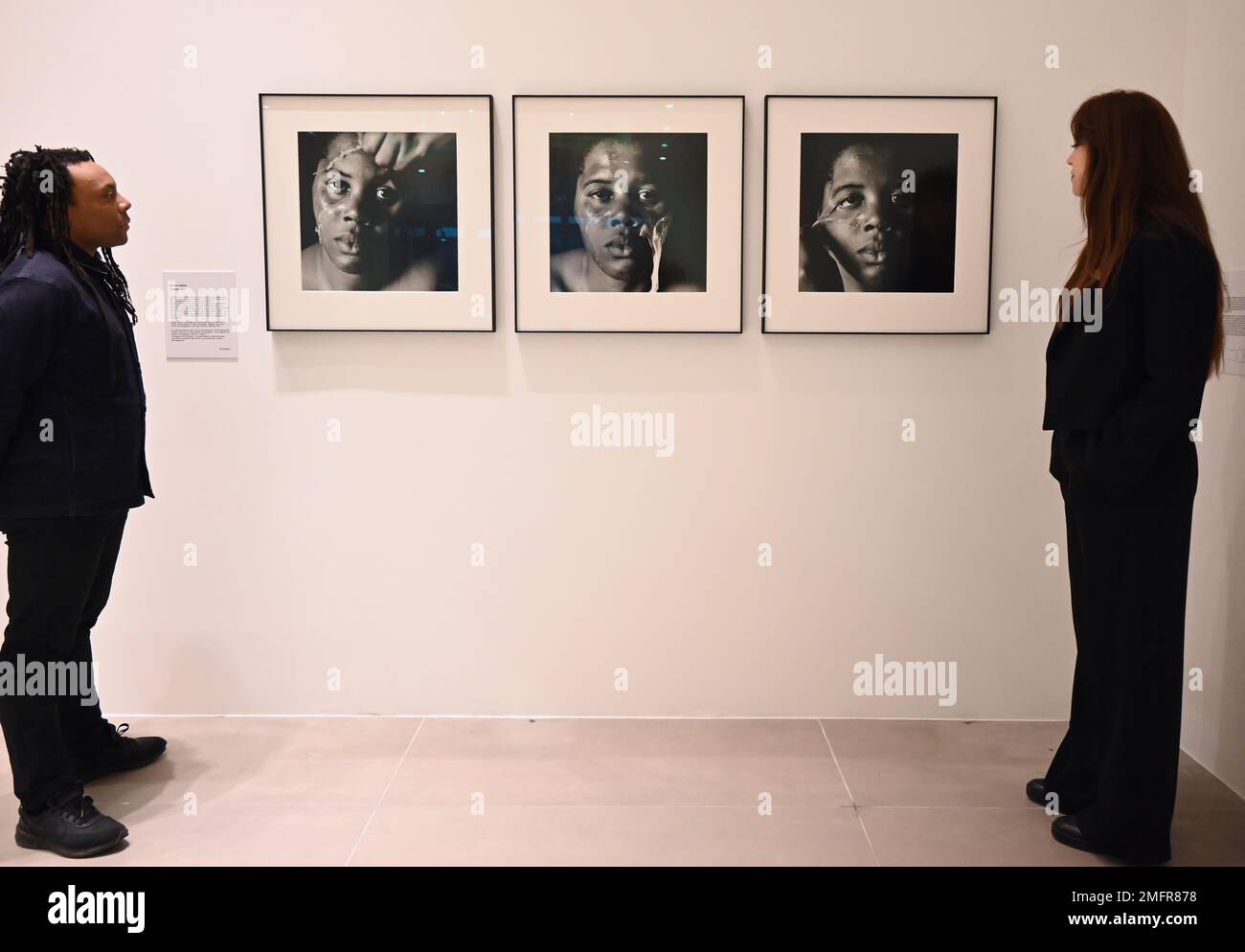 Il Centre for British Photography si basa sulla rinomata Hyman Collection of British Photography e sul lavoro della Hyman Foundation. Le mostre presentano oggi il variegato paesaggio della fotografia britannica, nonché una panoramica storica. Il Centre presenta fotografie dal 1900 al presente il variegato paesaggio James e Claire Hyman hanno iniziato a collezionare fotografie per la Hyman Collection nel 1996 e la collezione è costituita da oltre 3000 opere d'arte di grande rilevanza da oltre 100 artisti . Foto Stock