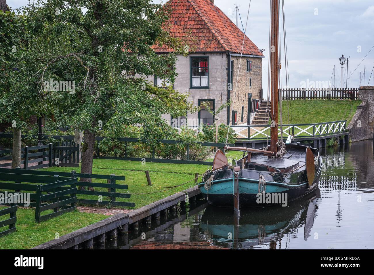 Tradizionale peschereccio olandese con pittoreschi cottage dei pescatori sullo sfondo nella storica città di Enkhuizen, nei Paesi Bassi. Foto Stock