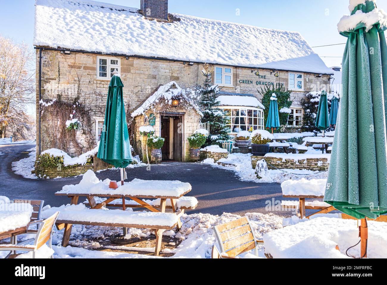 Neve d'inverno al Green Dragon Inn Pub nel villaggio Cotswold di Cockleford vicino a Cowley, Gloucestershire, Inghilterra UK Foto Stock