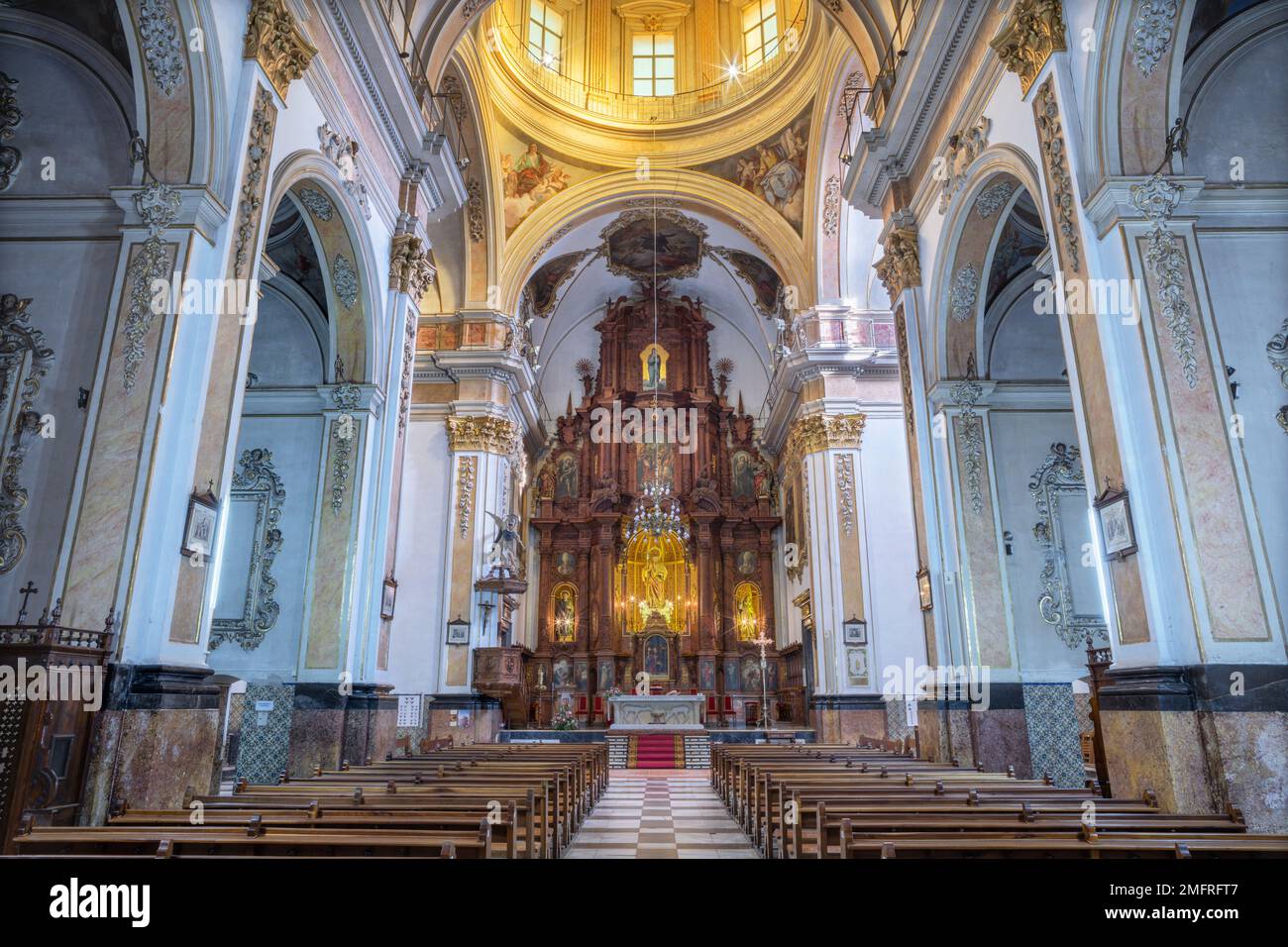 VALENCIA, SPAGNA - FEBBRAIO 17, 2022: La navata della chiesa Iglesia de Santo Tomas con l'altare di Francisco Hurtado Soto come copia dell'originale Foto Stock