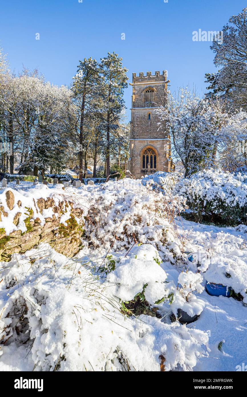 Neve d'inverno nella chiesa di San Giovanni Evangelista nel villaggio Cotswold di Elkstone, Gloucestershire, Inghilterra UK Foto Stock