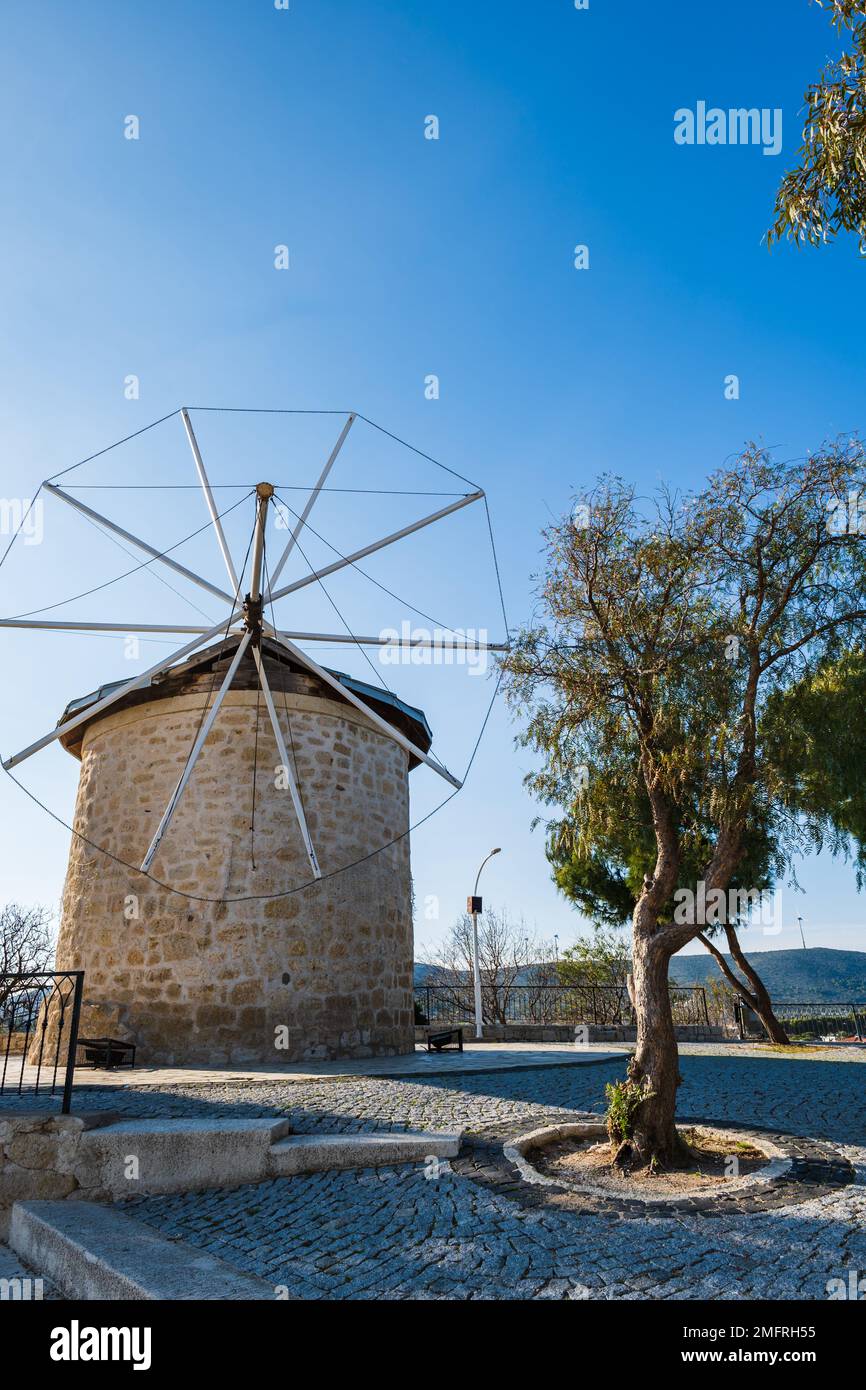 Mulini a vento Alacati nella città di Alacati vicino a Izmir. Alacati è popolare meta turistica storica in Turchia e i mulini a vento sono popolare punto di riferimento. Foto Stock