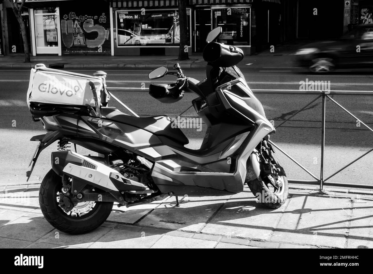Glovo, la società spagnola di consegna a domicilio è stata nuovamente multata dal Ministero del lavoro e della sicurezza sociale per aver violato le leggi sulla regolamentazione del lavoro. Il valore di €56,7 mil Foto Stock