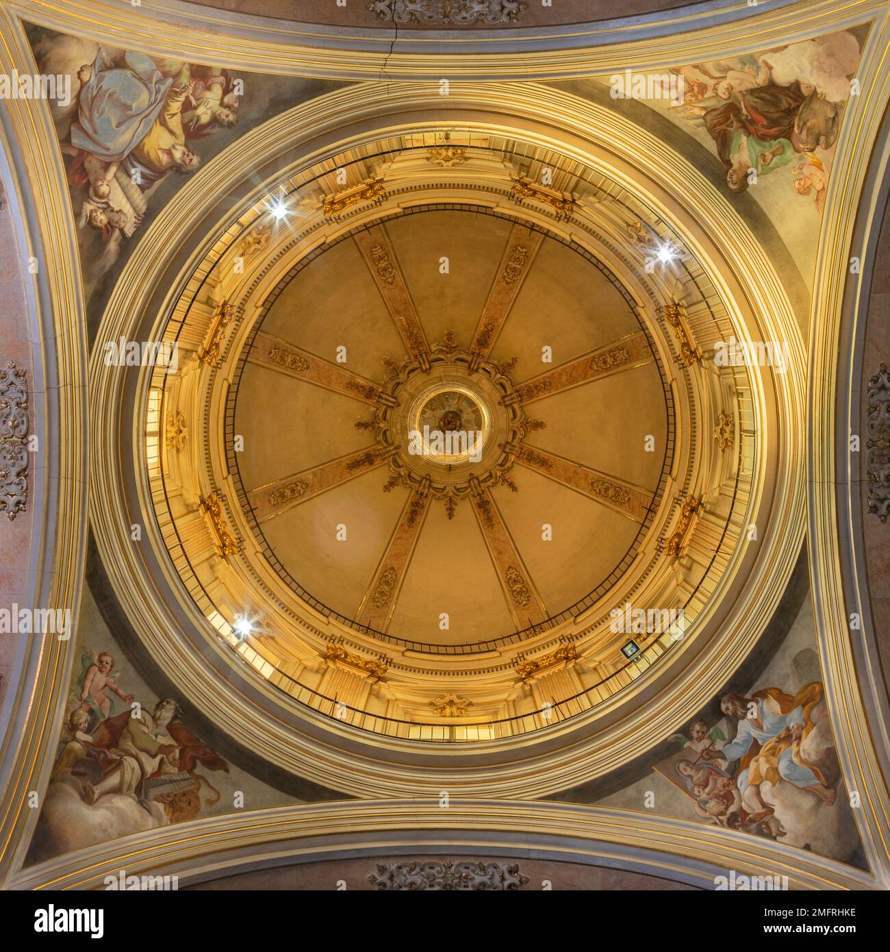 VALENCIA, SPAGNA - FEBBRAIO 17, 2022: La cupola della chiesa Iglesia de Santo Tomas con quattro evangelisti di Antonio Richarte e Jose Vergara Gimeno Foto Stock