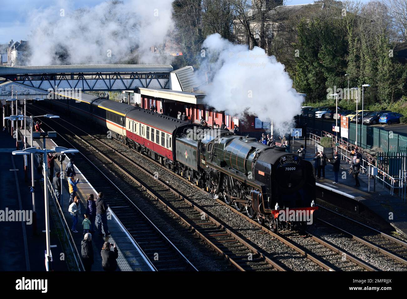 Wellington, Shropshire, Regno Unito. Gennaio 25th 2023. A tutto vapore. La famosa locomotiva a vapore British Railways-costruito Britannia classe n ° 70000 Britannia, la prima locomotiva ad essere costruito dalla società nazionalizzata nel 1951. Nella foto, passando attraverso la vecchia stazione ferroviaria vittoriana di Wellington, Shropshire, durante quattro giorni di formazione del personale. Credit: David Bagnall/Alamy Live News Foto Stock