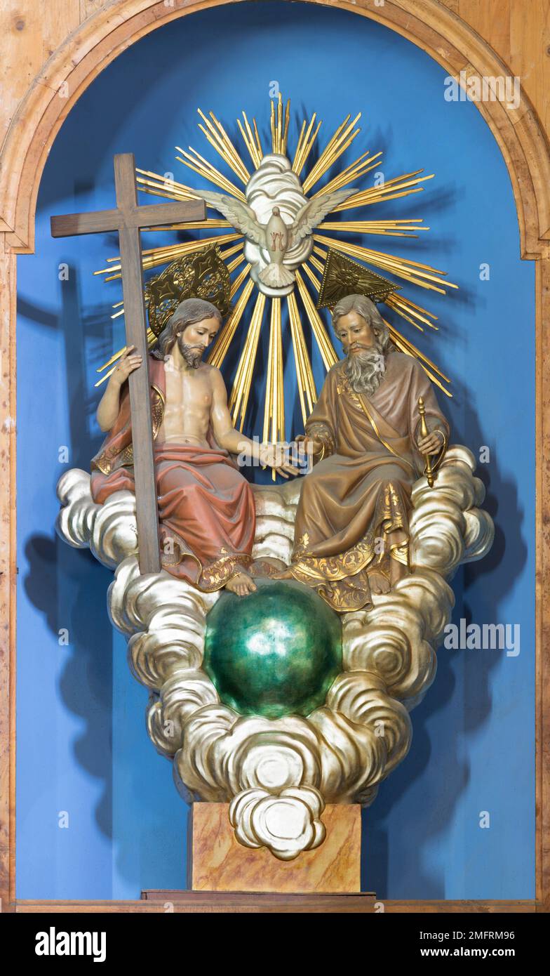VALENCIA, SPAGNA - 14 FEBBRAIO 2022: Il gruppo scultoreo neobaroque della Santissima Trinità nella chiesa Iglesia de Santo Tomás di Jose Hidalgo Foto Stock