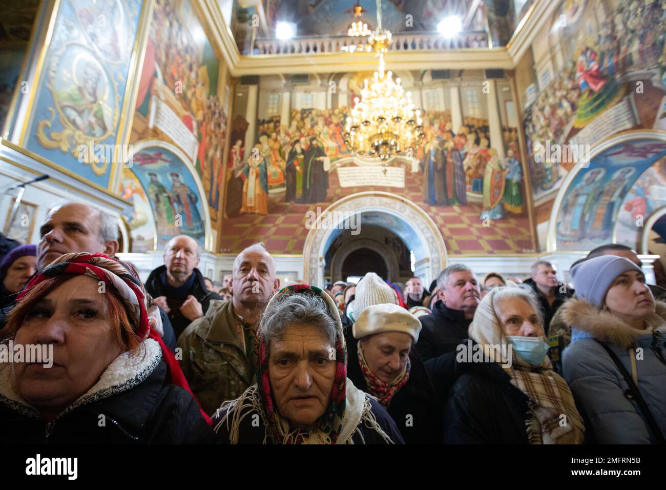 I credenti partecipano ad un servizio natalizio guidato per la prima volta dal capo della Chiesa Ortodossa di Ucraina Epifaniy i Metropolitan all'interno della Cattedrale di Uspenskyi (Santa Dormizione) nel complesso del monastero di Kyiv Pechersk Lavra precedentemente utilizzato dal ramo della Chiesa Ortodossa Ucraina fedele a Mosca nel centro di Kyiv. La maggior parte dei cristiani ortodossi festeggia il Natale secondo il calendario Giuliano il 7 gennaio, due settimane dopo la maggior parte delle chiese cristiane occidentali che si attengono al calendario gregoriano. (Foto di James McGill / SOPA Images/Sipa USA) Foto Stock