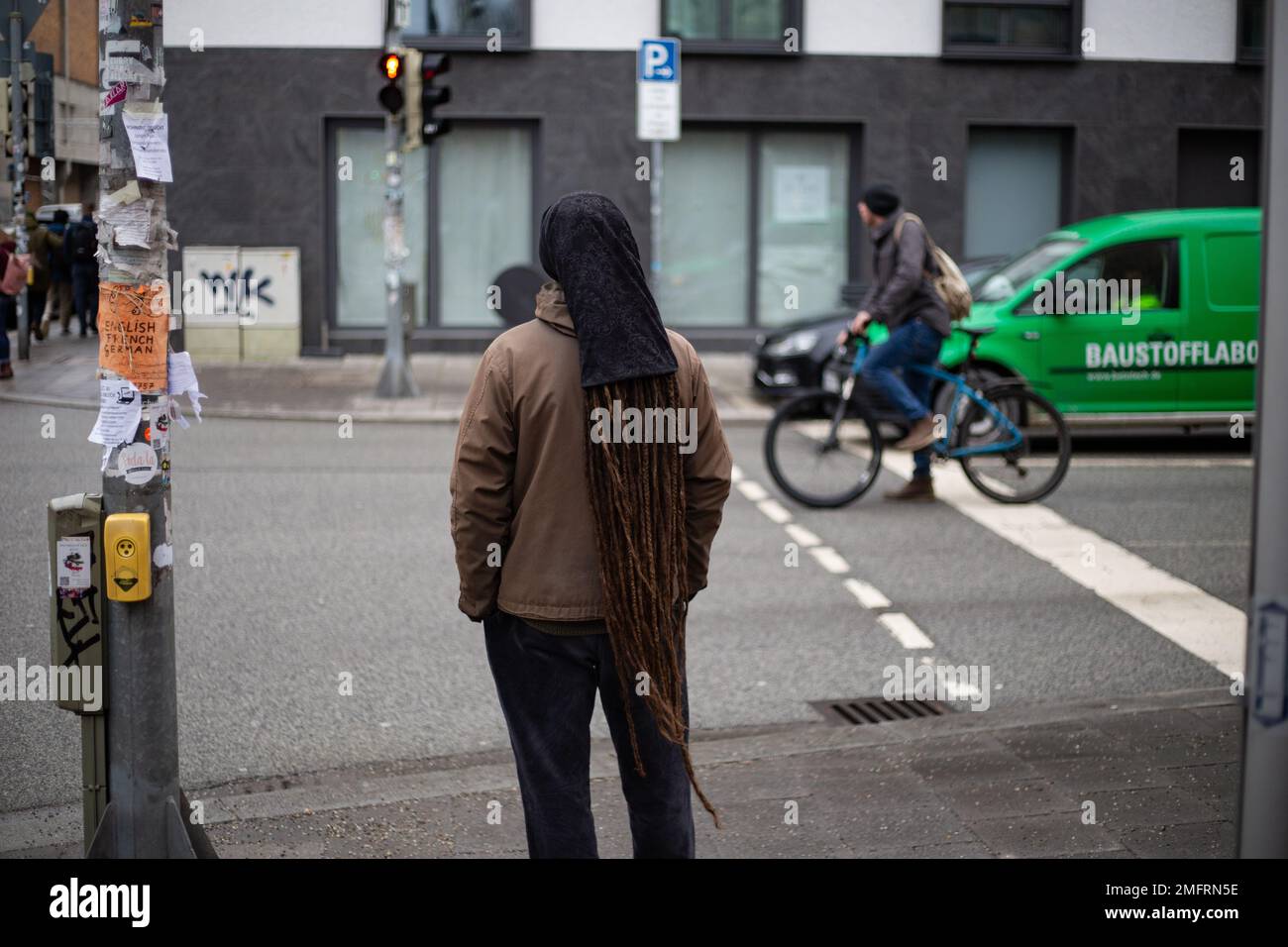 Mann mit sehr langen Rastazöpfen. Kalte Temperaturen und feuchtes Wetter am 25.1.2023 in München. Vormittags ist wenig los. -- uomo con rastas molto lunghe. Temperature fredde e clima umido il 25 gennaio 2023 a Monaco di Baviera, Germania. (Foto di Alexander Pohl/Sipa USA) Foto Stock