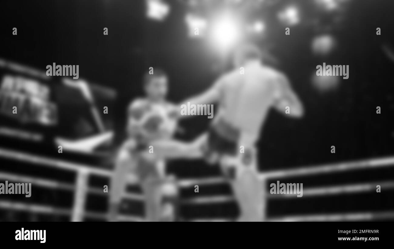 Immagini sfocate in bianco e nero stile fotografico di boxe thailandese o Muay thailandese o Kickboxing che locale e pugile Foriegn stanno combattendo sul ring al coperto Foto Stock
