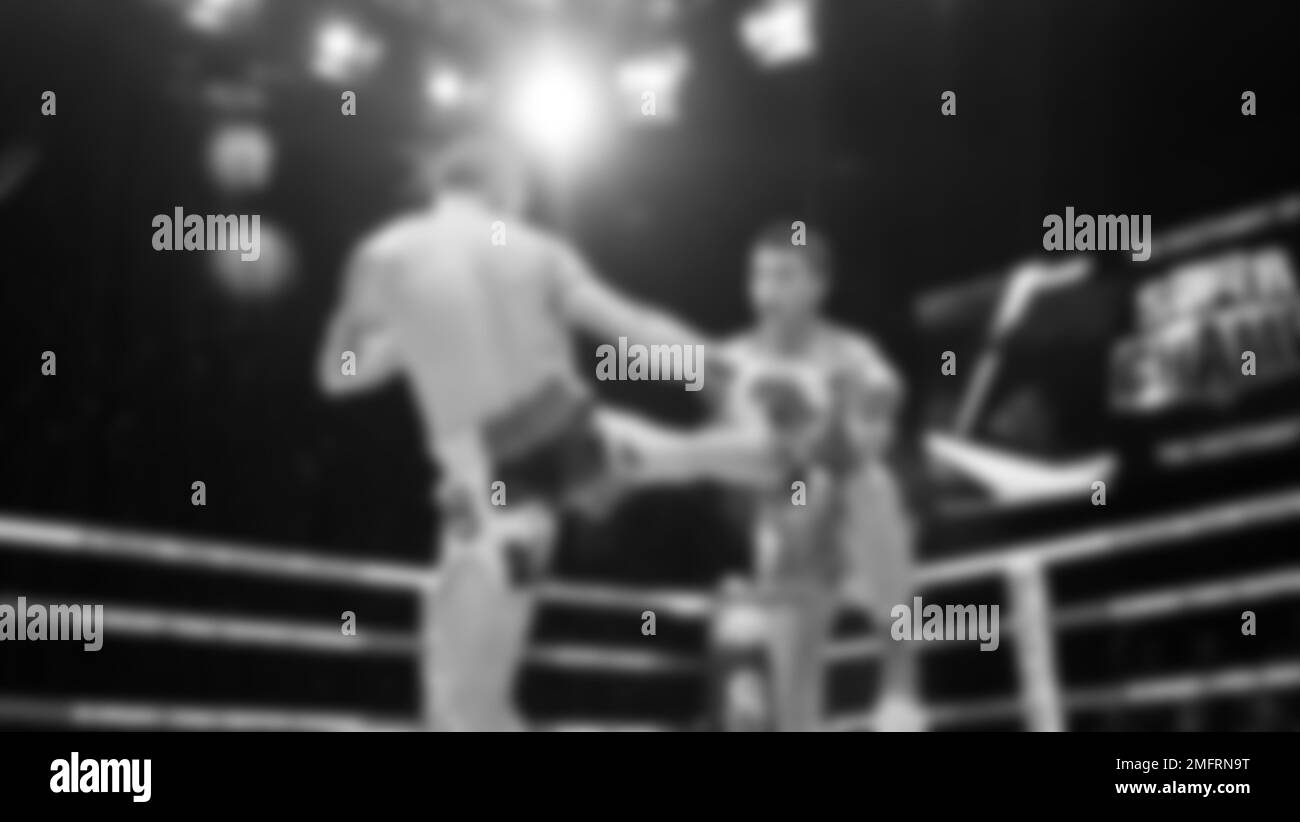 Immagini sfocate in bianco e nero stile fotografico di boxe thailandese o Muay thailandese o Kickboxing che locale e pugile Foriegn stanno combattendo sul ring al coperto Foto Stock