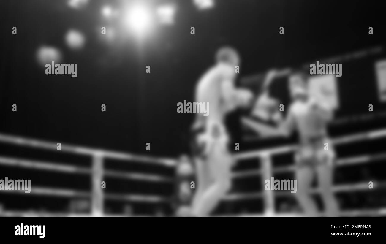 Immagini sfocate in bianco e nero stile fotografico di boxe thailandese o Muay thailandese o Kickboxing che locale e pugile Foriegn stanno combattendo sul ring al coperto Foto Stock