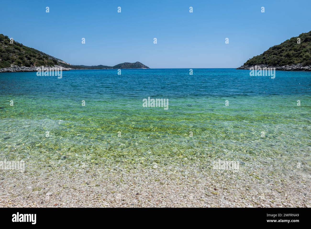 Spiaggia vista panoramica sul mare Mediterraneo nella regione di Antalya, Turley. Antalya è una popolare località turistica in Turchia. Foto Stock