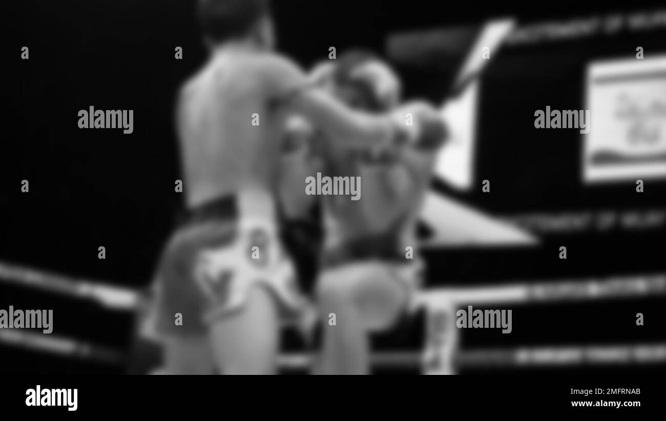Immagini sfocate in bianco e nero stile fotografico di boxe thailandese o Muay thailandese o Kickboxing che locale e pugile Foriegn stanno combattendo sul ring al coperto Foto Stock