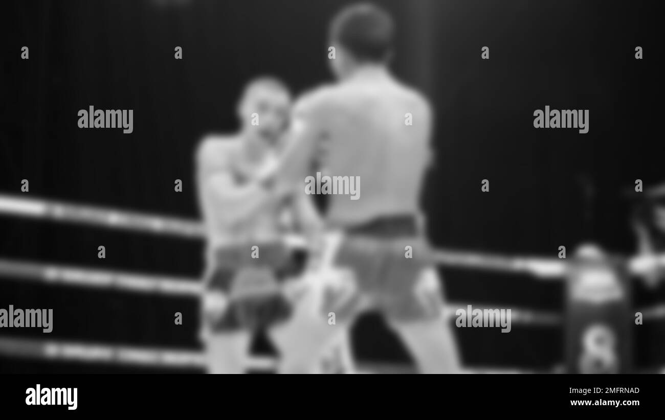 Immagini sfocate in bianco e nero stile fotografico di boxe thailandese o Muay thailandese o Kickboxing che locale e pugile Foriegn stanno combattendo sul ring al coperto Foto Stock