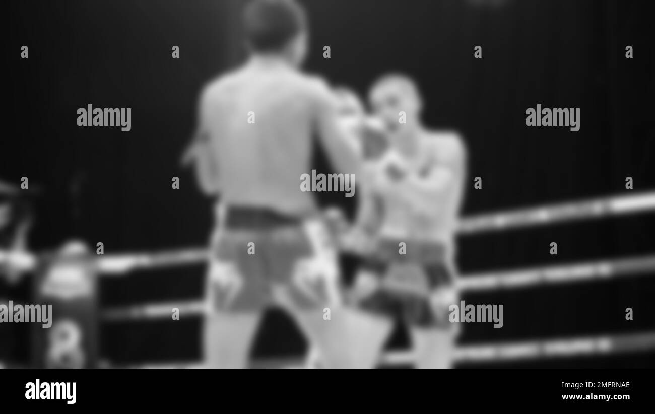 Immagini sfocate in bianco e nero stile fotografico di boxe thailandese o Muay thailandese o Kickboxing che locale e pugile Foriegn stanno combattendo sul ring al coperto Foto Stock