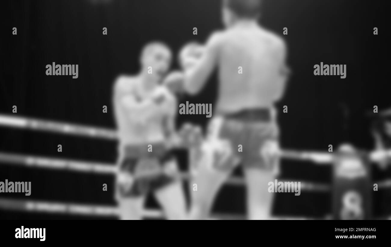 Immagini sfocate in bianco e nero stile fotografico di boxe thailandese o Muay thailandese o Kickboxing che locale e pugile Foriegn stanno combattendo sul ring al coperto Foto Stock