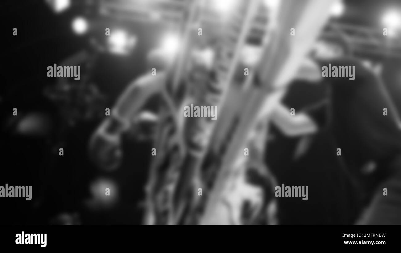 Immagini sfocate in bianco e nero stile fotografico di boxe thailandese o Muay thailandese o Kickboxing che locale e pugile Foriegn stanno combattendo sul ring al coperto Foto Stock