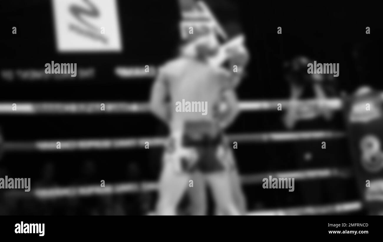 Immagini sfocate in bianco e nero stile fotografico di boxe thailandese o Muay thailandese o Kickboxing che locale e pugile Foriegn stanno combattendo sul ring al coperto Foto Stock