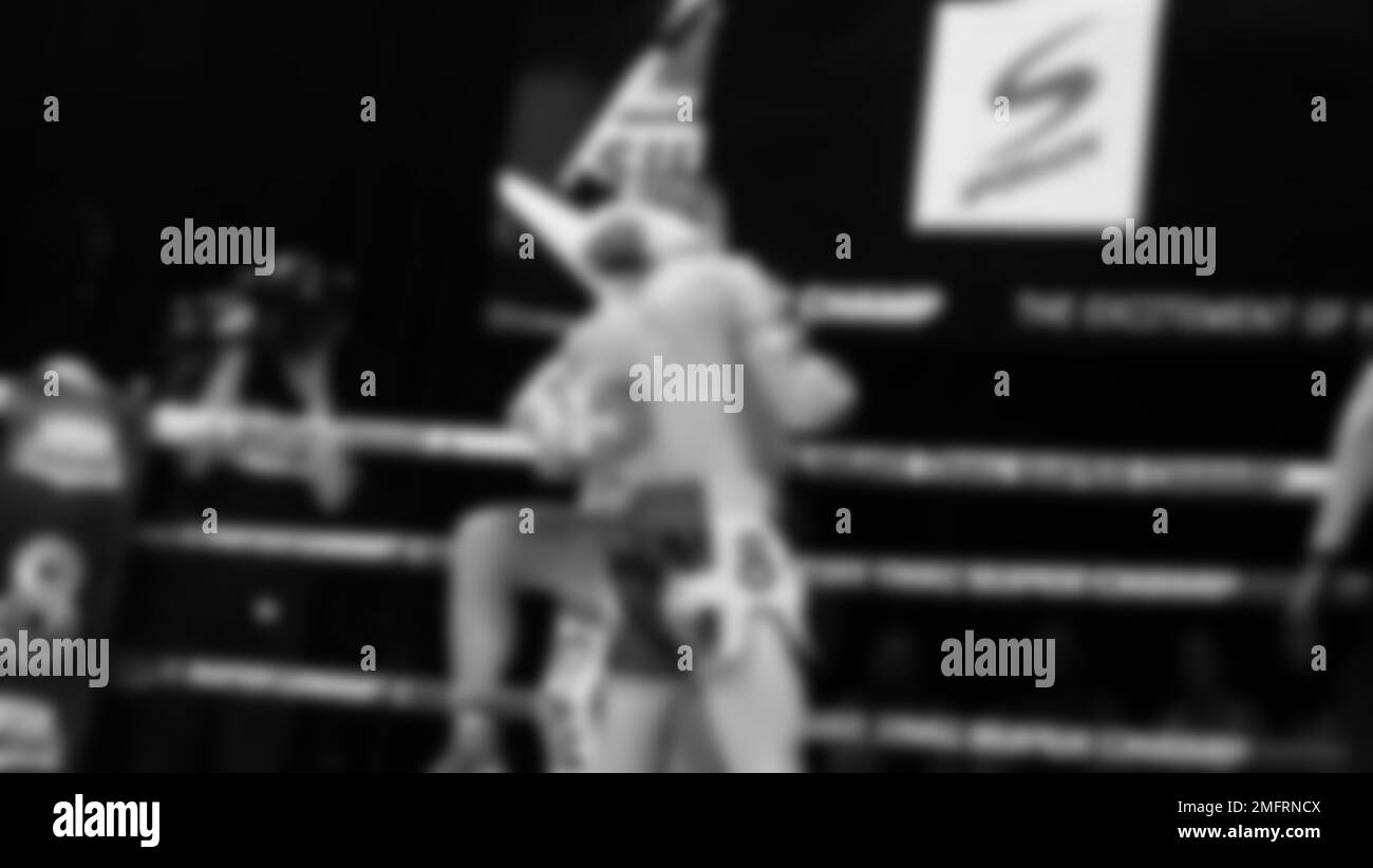 Immagini sfocate in bianco e nero stile fotografico di boxe thailandese o Muay thailandese o Kickboxing che locale e pugile Foriegn stanno combattendo sul ring al coperto Foto Stock