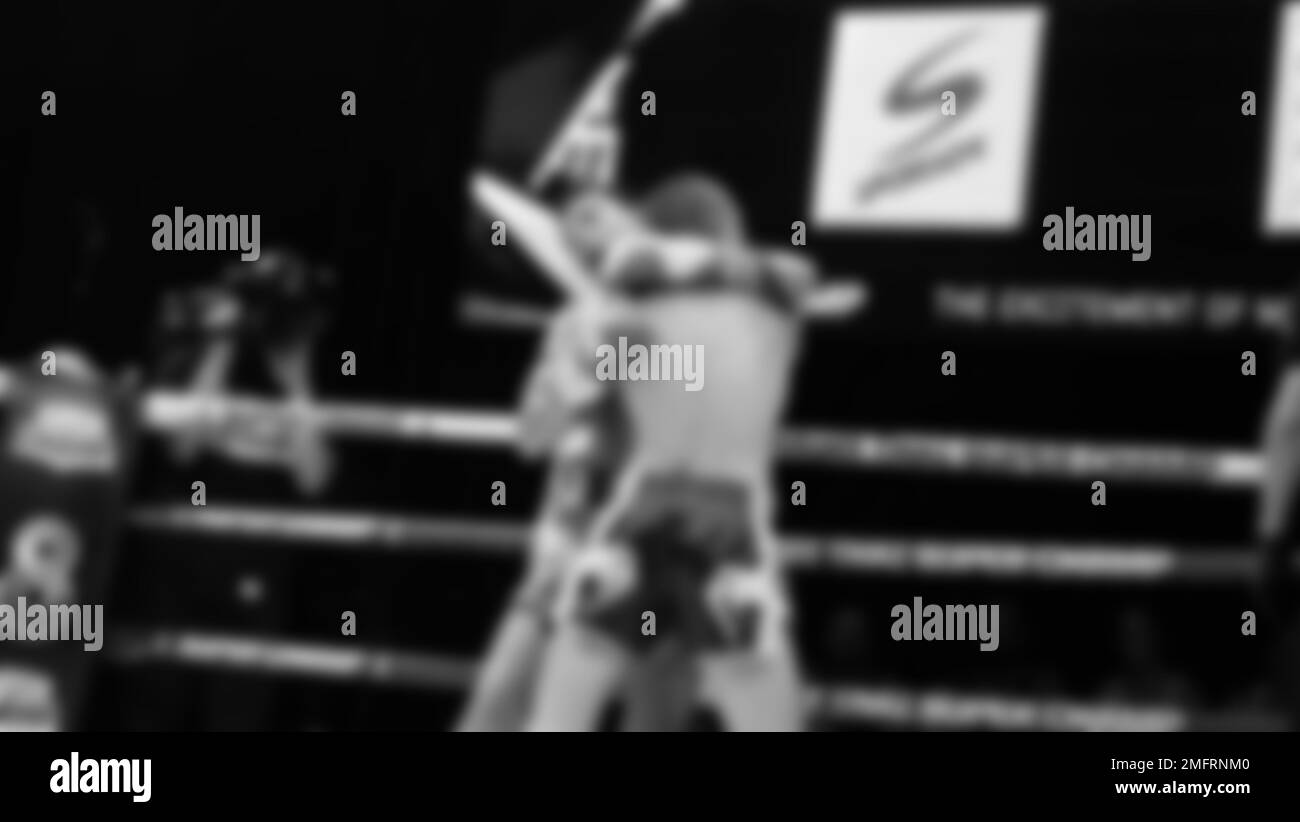 Immagini sfocate in bianco e nero stile fotografico di boxe thailandese o Muay thailandese o Kickboxing che locale e pugile Foriegn stanno combattendo sul ring al coperto Foto Stock