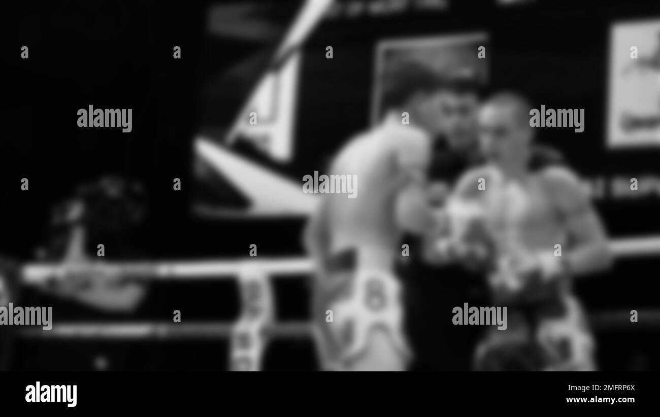 Immagini sfocate in bianco e nero stile fotografico di boxe thailandese o Muay thailandese o Kickboxing che locale e pugile Foriegn stanno combattendo sul ring al coperto Foto Stock