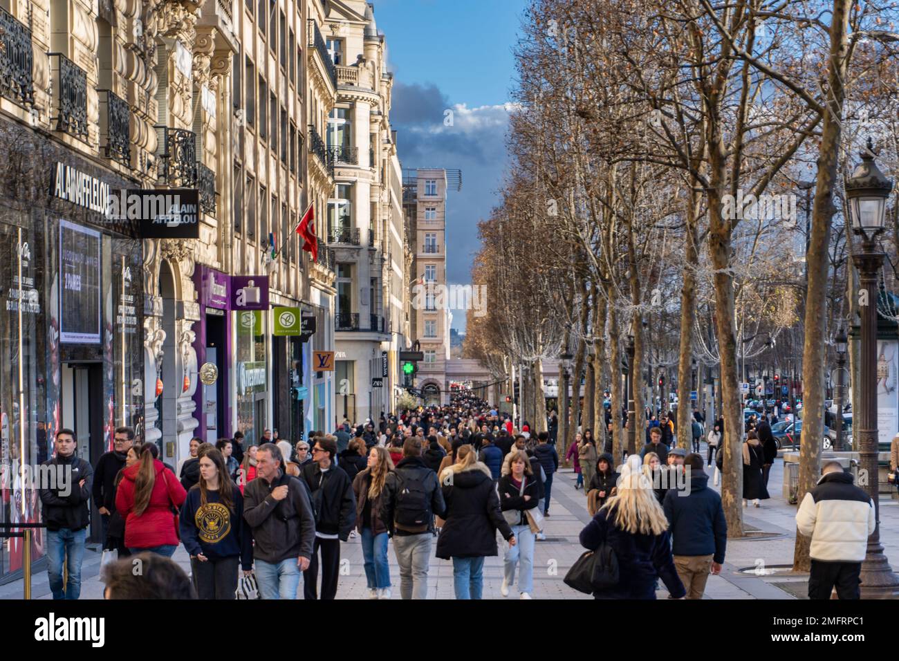 Un intenso pomeriggio invernale sui marciapiedi degli Champs Élysées a Parigi. Un intenso pomeriggio invernale sui marciapiedi degli Champs Élysées a Parigi. Foto Stock