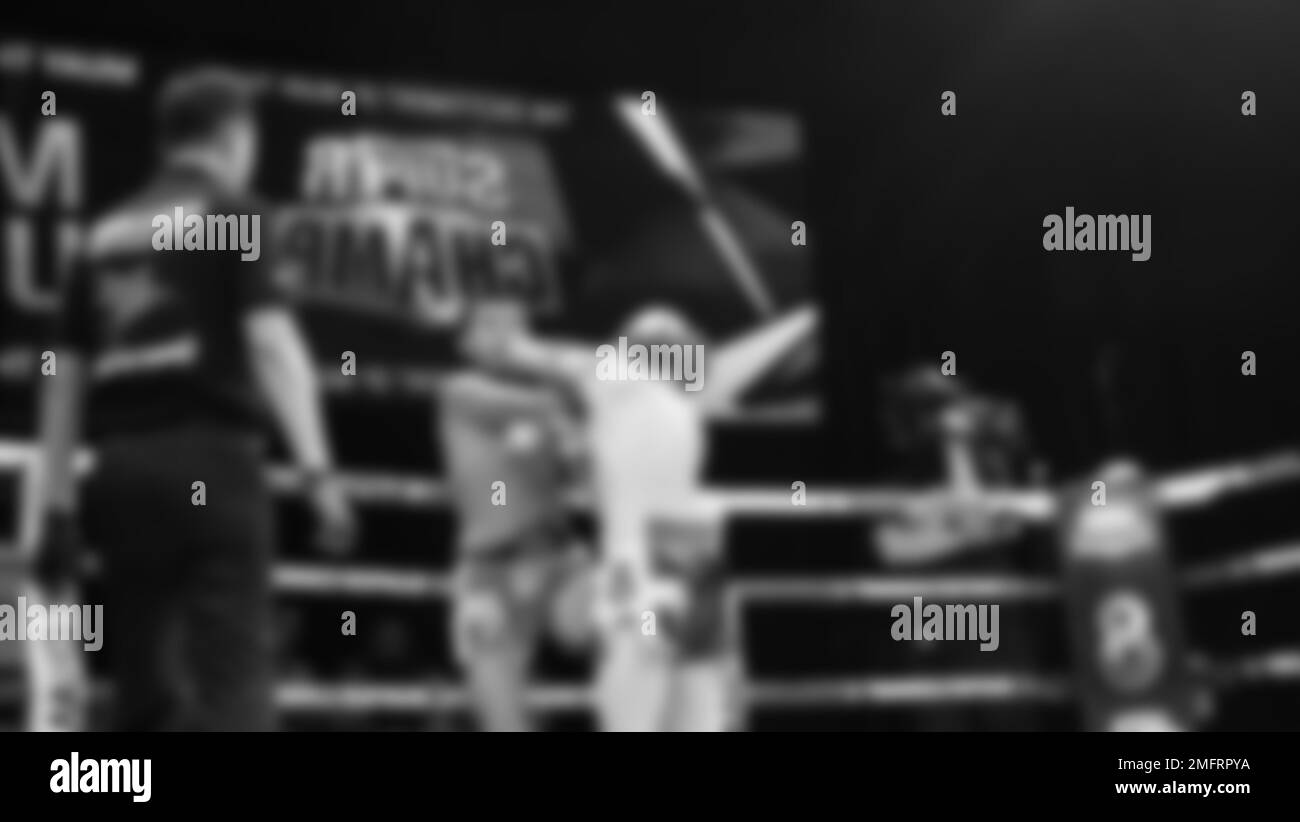 Immagini sfocate in bianco e nero stile fotografico di boxe thailandese o Muay thailandese o Kickboxing che locale e pugile Foriegn stanno combattendo sul ring al coperto Foto Stock