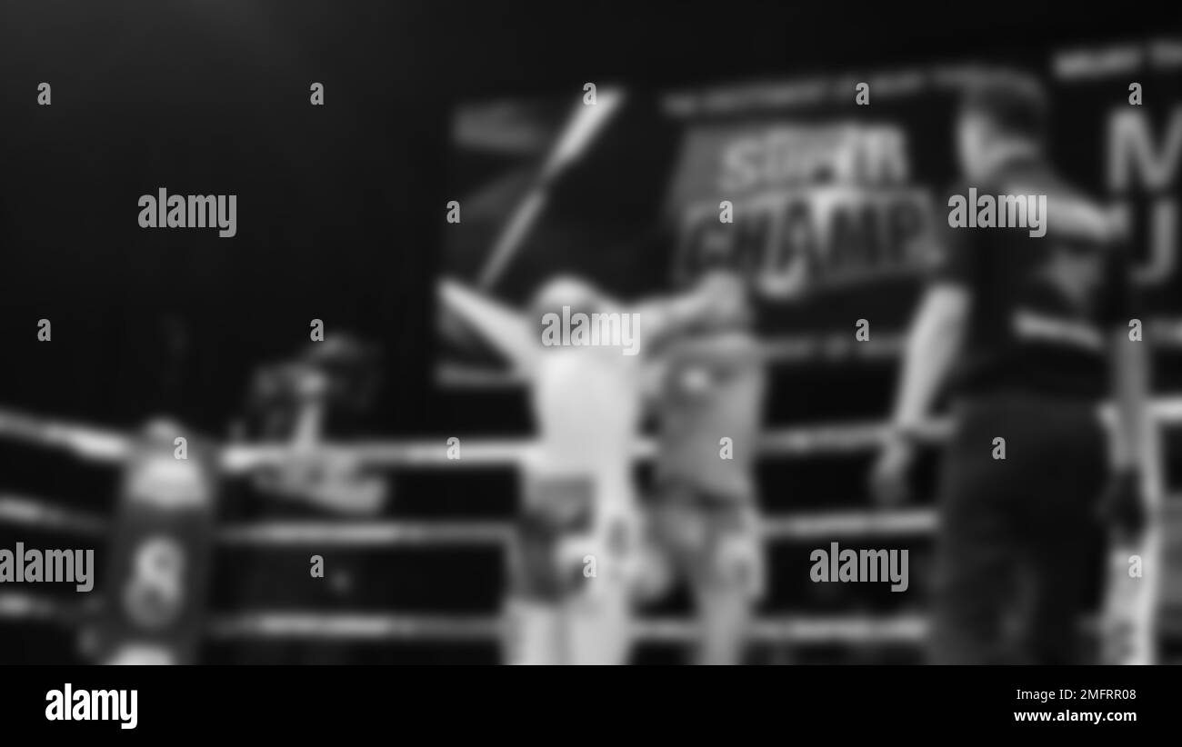 Immagini sfocate in bianco e nero stile fotografico di boxe thailandese o Muay thailandese o Kickboxing che locale e pugile Foriegn stanno combattendo sul ring al coperto Foto Stock