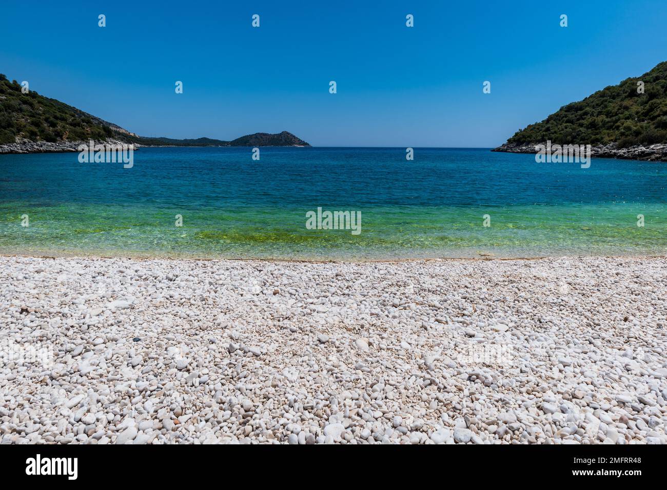 Spiaggia vista panoramica sul mare Mediterraneo nella regione di Antalya, Turley. Antalya è una popolare località turistica in Turchia. Foto Stock