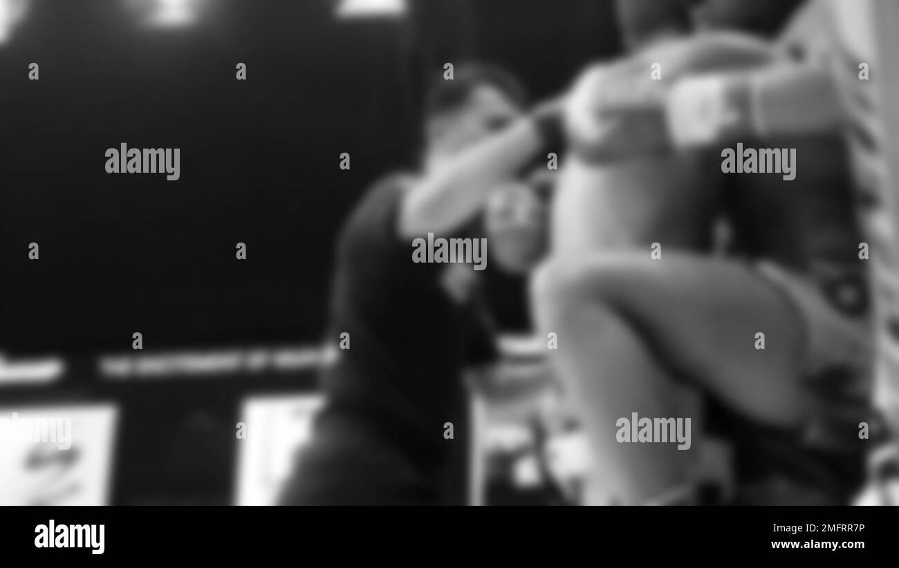 Immagini sfocate in bianco e nero stile fotografico di boxe thailandese o Muay thailandese o Kickboxing che locale e pugile Foriegn stanno combattendo sul ring al coperto Foto Stock