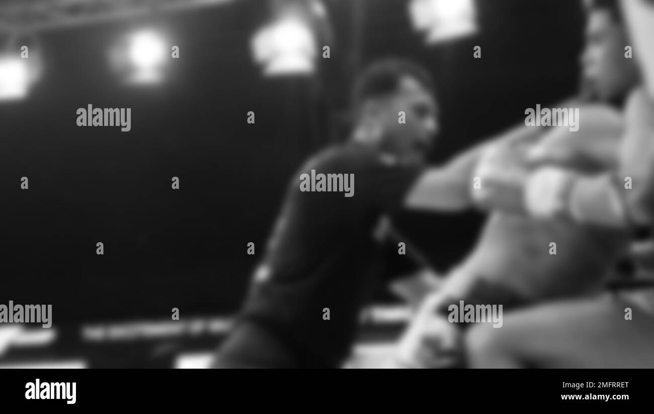 Immagini sfocate in bianco e nero stile fotografico di boxe thailandese o Muay thailandese o Kickboxing che locale e pugile Foriegn stanno combattendo sul ring al coperto Foto Stock