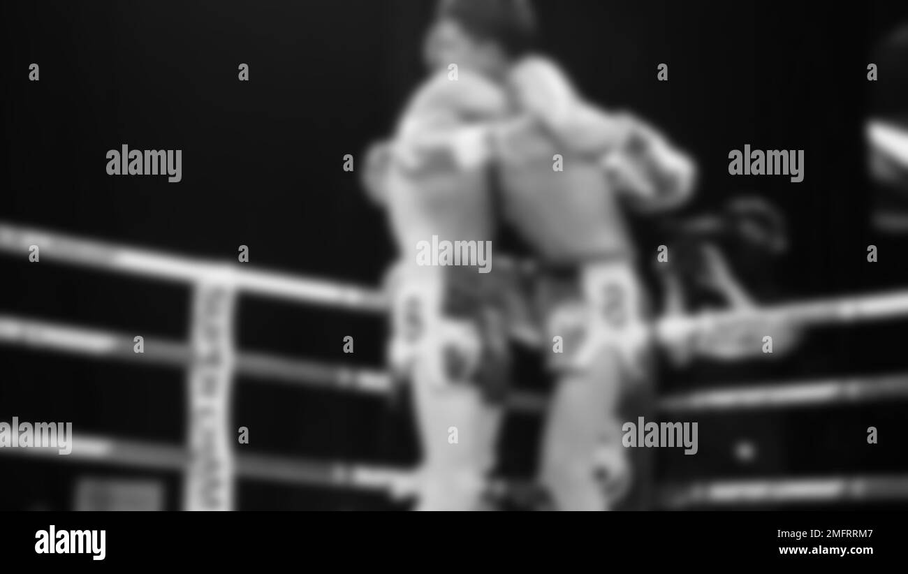 Immagini sfocate in bianco e nero stile fotografico di boxe thailandese o Muay thailandese o Kickboxing che locale e pugile Foriegn stanno combattendo sul ring al coperto Foto Stock