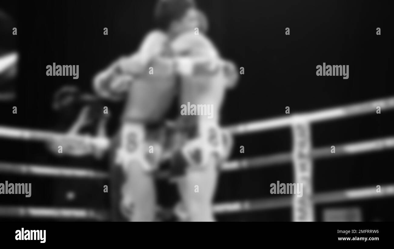 Immagini sfocate in bianco e nero stile fotografico di boxe thailandese o Muay thailandese o Kickboxing che locale e pugile Foriegn stanno combattendo sul ring al coperto Foto Stock