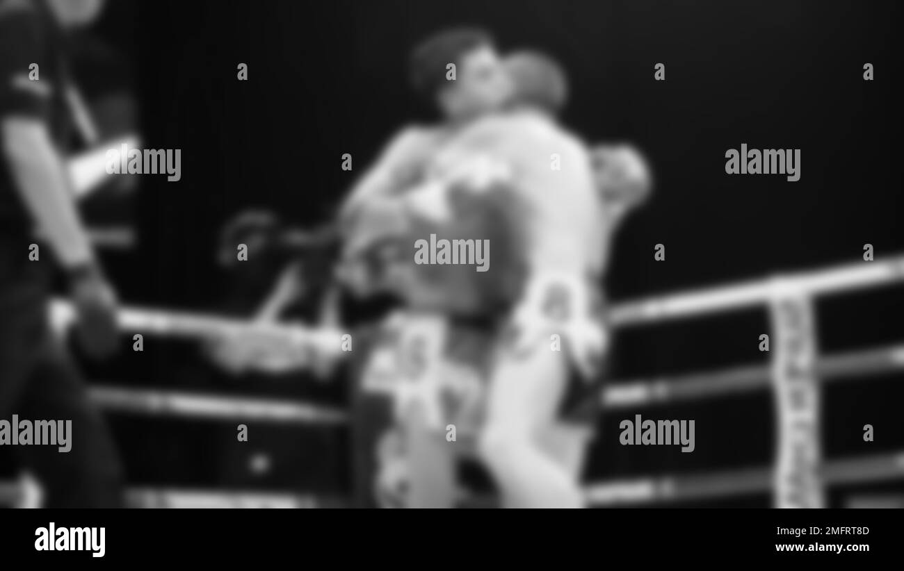 Immagini sfocate in bianco e nero stile fotografico di boxe thailandese o Muay thailandese o Kickboxing che locale e pugile Foriegn stanno combattendo sul ring al coperto Foto Stock