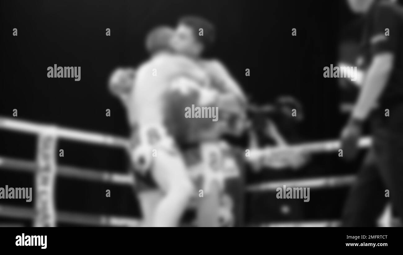 Immagini sfocate in bianco e nero stile fotografico di boxe thailandese o Muay thailandese o Kickboxing che locale e pugile Foriegn stanno combattendo sul ring al coperto Foto Stock