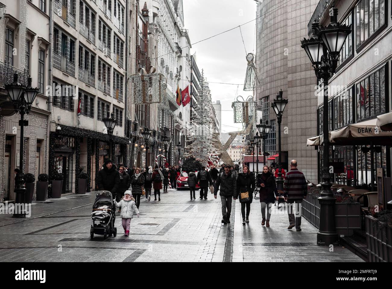 Vaci utca shopping street budapest immagini e fotografie stock ad alta  risoluzione - Alamy