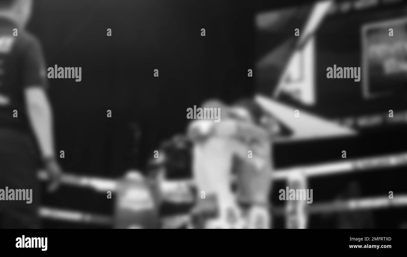 Immagini sfocate in bianco e nero stile fotografico di boxe thailandese o Muay thailandese o Kickboxing che locale e pugile Foriegn stanno combattendo sul ring al coperto Foto Stock