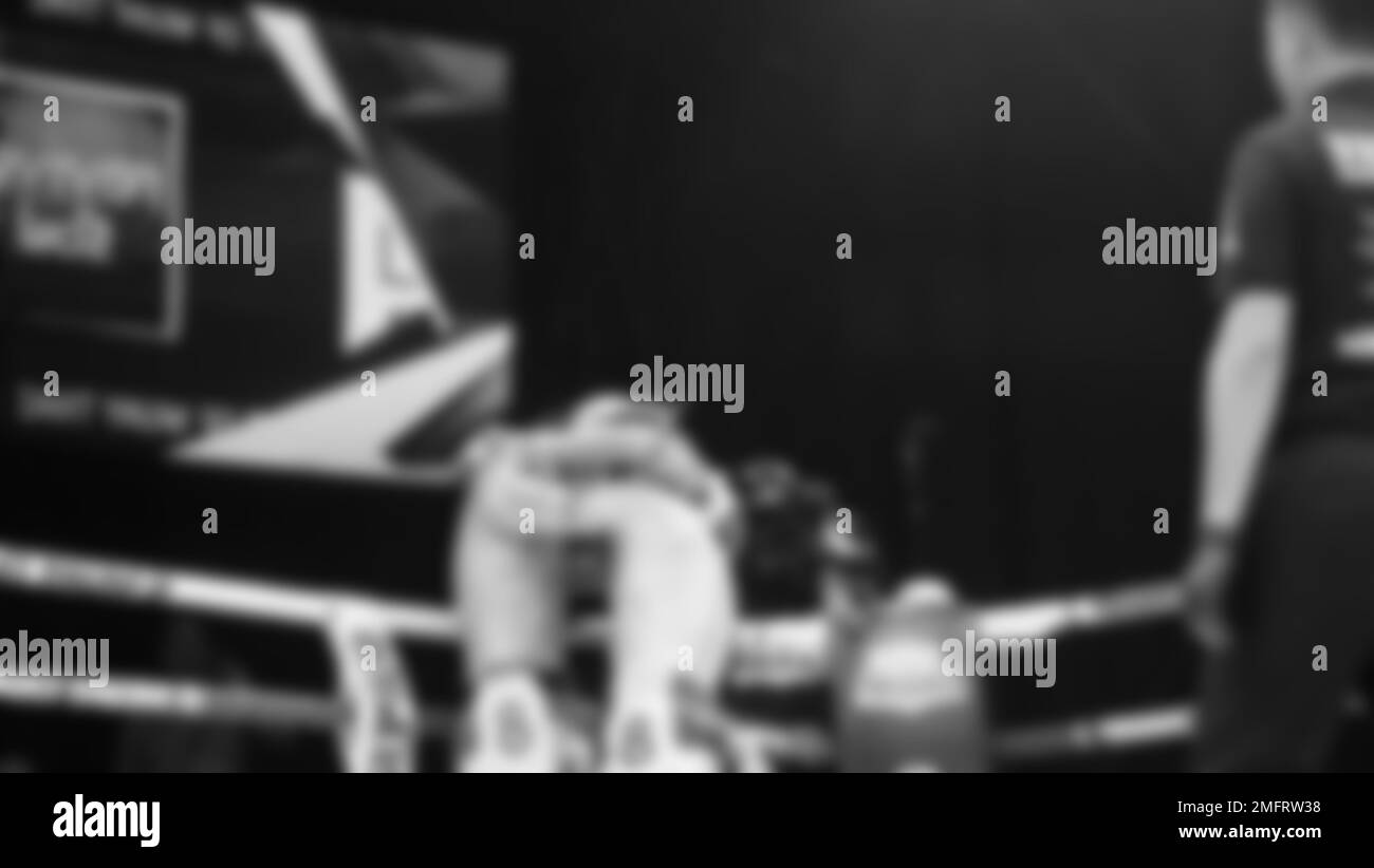 Immagini sfocate in bianco e nero stile fotografico di boxe thailandese o Muay thailandese o Kickboxing che locale e pugile Foriegn stanno combattendo sul ring al coperto Foto Stock