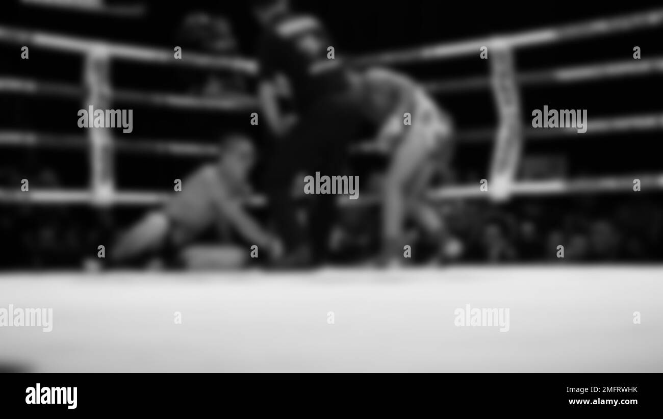 Immagini sfocate in bianco e nero stile fotografico di boxe thailandese o Muay thailandese o Kickboxing che locale e pugile Foriegn stanno combattendo sul ring al coperto Foto Stock