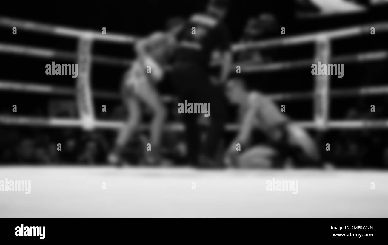 Immagini sfocate in bianco e nero stile fotografico di boxe thailandese o Muay thailandese o Kickboxing che locale e pugile Foriegn stanno combattendo sul ring al coperto Foto Stock