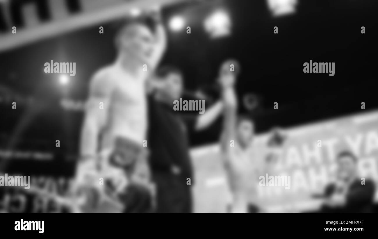 Immagini sfocate in bianco e nero stile fotografico di boxe thailandese o Muay thailandese o Kickboxing che locale e pugile Foriegn stanno combattendo sul ring al coperto Foto Stock